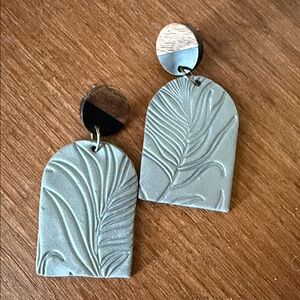 Gray Leaf Pattern Earrings